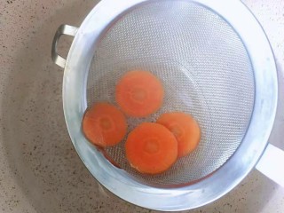 2、补钙鲜嫩虾糕、,胡萝卜煮熟放凉