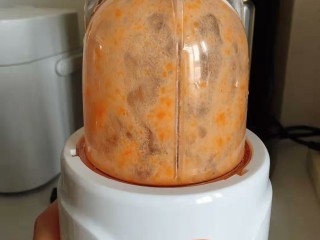 4、补钙鲜嫩虾糕、,越细越好