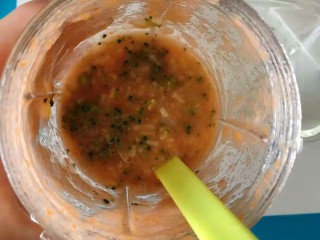 7、补钙鲜嫩虾糕、,虾泥，西兰花冠，颗粒面，一起搅拌均匀，（可以加入淀粉，加入淀粉更加紧实，是Q弹的口感，不加是松散的口感，视宝宝咀嚼能力而定）