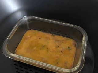 10、补钙鲜嫩虾糕、,放入蒸锅呢，可以加盖保鲜膜或者倒扣个大碗，防止水蒸气滴去入影响成型，大火烧开转小火蒸15分钟