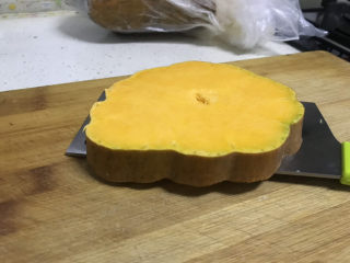 2、南瓜小米粥,准备南瓜