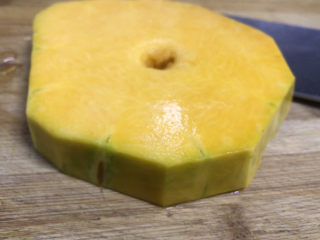 3、南瓜小米粥,去皮去瓤