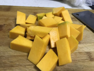 4、南瓜小米粥,切小块