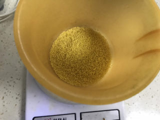 5、南瓜小米粥,准备小米