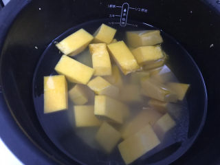 7、南瓜小米粥,把南瓜和小米都放入锅中加入适量的水开始煮粥大火煮开