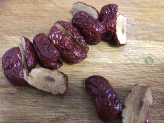 8、南瓜小米粥,红枣洗干净切开