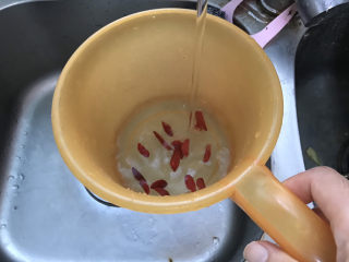 9、南瓜小米粥,枸杞洗干净