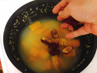 10、南瓜小米粥,粥煮开时加入红枣，继续小火煮30分钟至汤汁粘稠