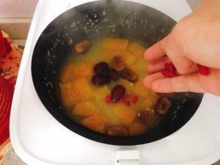 11、南瓜小米粥,加入枸杞，继续煮5分钟即可出锅