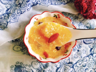 12、南瓜小米粥,盛入碗中，开吃了