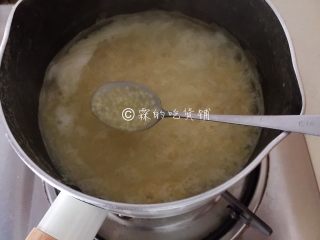 8、黑糖二米粥（小米+玉米渣渣）,当有一层粥衣出来时，就差不多准备放糖了