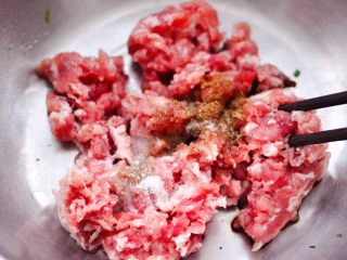4、韭菜粉条发面包,把猪肉馅放入一个大一点的容器里,加入料酒和生抽,花椒粉和味精,再加入适量的盐。