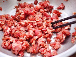 5、韭菜粉条发面包,把所有的调料和猪肉馅混合搅拌均匀。