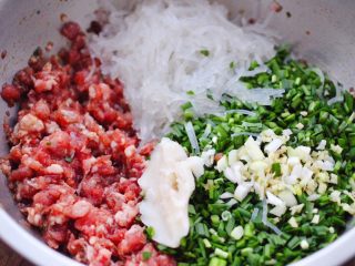 7、韭菜粉条发面包,再加入自制猪油。