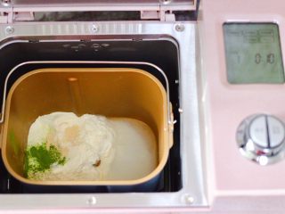 9、韭菜粉条发面包,面包机里加入称重的面粉和清水,再加入菠菜粉和酵母,启动和面模式开始和面。