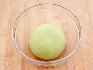 10、韭菜粉条发面包,和好的面团,盖上保鲜膜进行醒发。