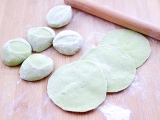 13、韭菜粉条发面包,摁扁后,用擀面杖擀成圆形薄面皮。