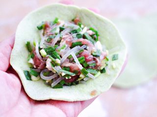 14、韭菜粉条发面包,擀好的面皮里,放入适量调制好的馅料。