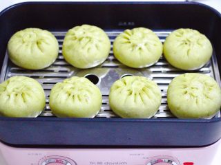 18、韭菜粉条发面包,胖乎乎圆滚滚的韭菜粉条发面包出锅咯。