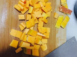 1、#香甜南瓜粥#,#南瓜去皮切丁备用#