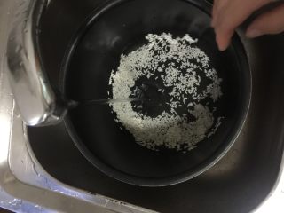 3、#香甜南瓜粥#,#糯米洗净加水#