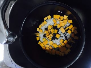 4、#香甜南瓜粥#,#南瓜放入锅中，水没过南瓜即可，放入电饭煲，按到煮粥模式即可。#