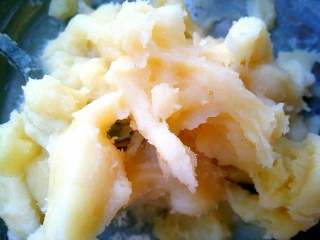 4、萌宝冰皮月饼#中秋食饼记#,趁热搅拌打松放凉