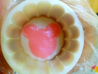 7、萌宝冰皮月饼#中秋食饼记#,再把花片装到模具里