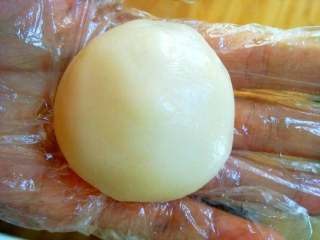 10、萌宝冰皮月饼#中秋食饼记#,往上慢慢捏紧，收口，搓圆