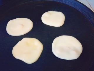 9、酸奶饼（酸奶+鸡蛋）,倒入后用勺子顺时针压成圆形