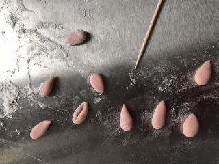 6、猪猪馒头,取0.5g的粉色小面团揉成水滴状