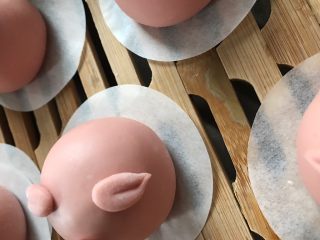 8、猪猪馒头,将猪耳朵沾少许水放在合适位置