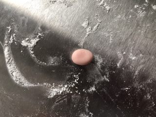 9、猪猪馒头,取0.3g的粉色小面团揉成椭圆形，当作小猪的鼻子