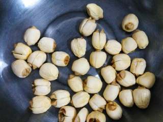 1、莲子山药米糊,因为没买到新鲜莲子就用了干莲子，干莲子少许放在可以放上电磁炉的盆中