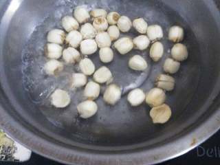 2、莲子山药米糊,加水把干莲子煮一下，这样方便分成两半
