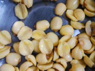 3、莲子山药米糊,把水倒掉去芯，掰成两半