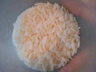 4、莲子山药米糊,大米适量，我是用手抓了两把，洗干净