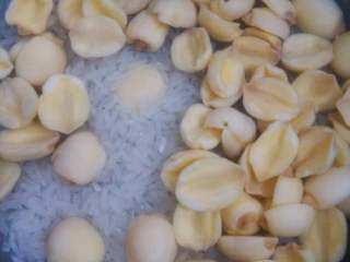 5、莲子山药米糊,把大米、莲子用水浸泡一夜