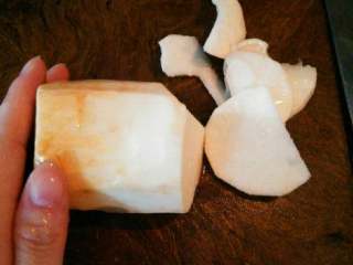 6、莲子山药米糊,隔天起来，取一小块山药，洗干净去皮，切小，不用像图中那么多山药，几小块就行，不然会糊掉的