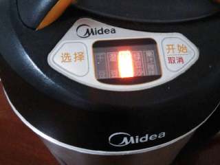 7、莲子山药米糊,放入豆浆机，加水按米糊让它自动工作就行