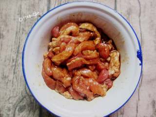 3、炸酥肉,用酱油、料酒、糖、盐、胡椒粉调味