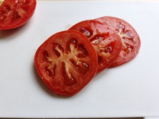 2、芝士火腿三明治,番茄洗净切片备用????