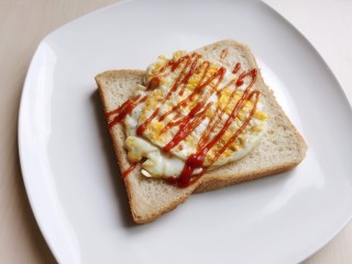 5、芝士火腿三明治,鸡蛋上面挤上些番茄沙司。