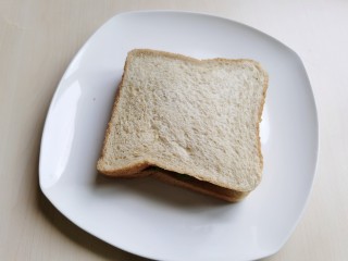 7、芝士火腿三明治,盖上一片面包片。