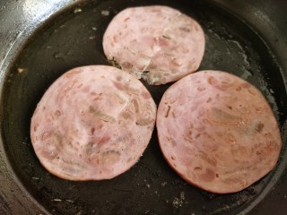 8、芝士火腿三明治,火腿随自己喜欢放锅里煎或不煎。
