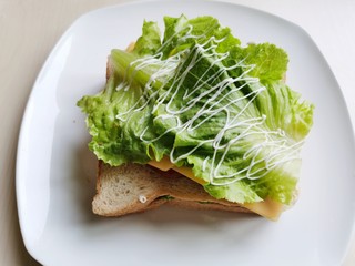 12、芝士火腿三明治,生菜上面挤上沙拉酱。