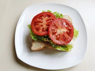 13、芝士火腿三明治,放上番茄片。