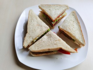 15、芝士火腿三明治,对角线切成两份或者四份。