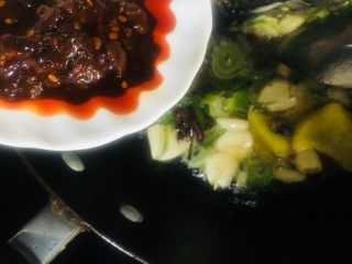 7、红烧鲫鱼,倒入豆瓣酱炒出香味