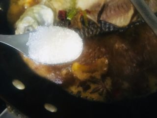 14、红烧鲫鱼,放入少量的盐和一匙白糖